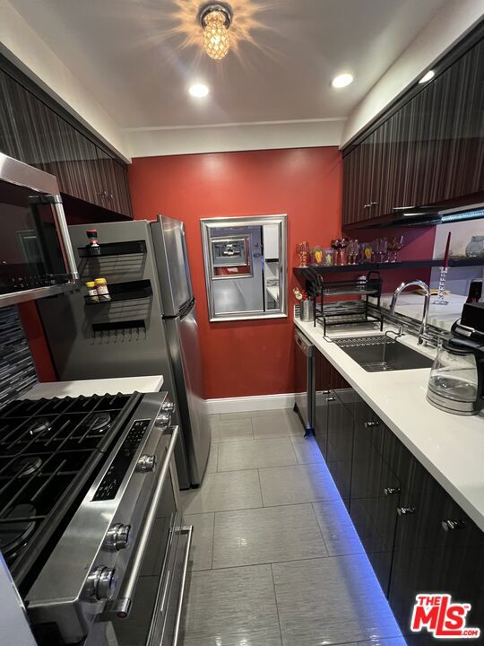 950 N Kings Road, West Hollywood CA: https://media.crmls.org/mediaz/d2eb1db5-79fc-430c-8b68-e94484593060.jpg
