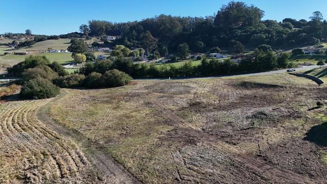 10706 Country Meadows Road, Salinas CA: https://media.crmls.org/mediaz/d2eb551f-b8ad-4618-aa53-8666e1cf6acd.jpg