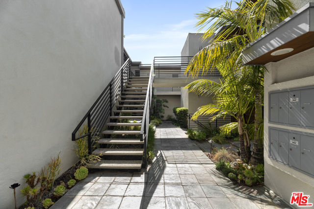 520 Strand Street, Santa Monica CA: https://media.crmls.org/mediaz/d2eb5b58-2b24-4977-99f8-03ce223073e0.jpg