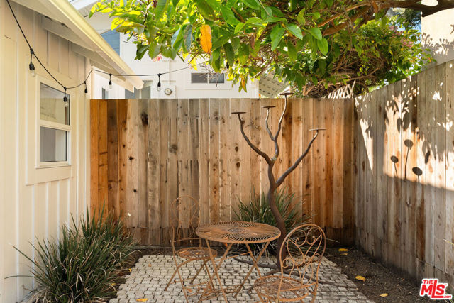 522 Altair Place, Venice CA: https://media.crmls.org/mediaz/d2ec2f76-3104-43c1-b494-baf42987d069.jpg