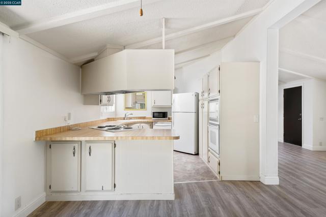 1201 Monument Blvd, Concord CA: https://media.crmls.org/mediaz/d2ec4245-5700-480d-b49e-299d63efbf71.jpg