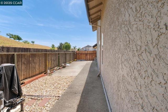 313 Willowwood Ct, Vacaville CA: https://media.crmls.org/mediaz/d2ee3309-58f5-4174-b5d8-ee0c562c11f8.jpg