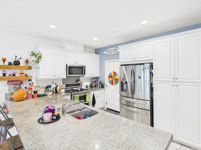 Detail Gallery Image 2 of 38 For 1922 Corte Zafiro #136,  Chula Vista,  CA 91913 - 3 Beds | 2/1 Baths