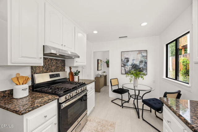 4543 Rockland Place, La Canada Flintridge CA: https://media.crmls.org/mediaz/d2eeddf1-5e10-47da-9859-abce8f80e87d.jpg