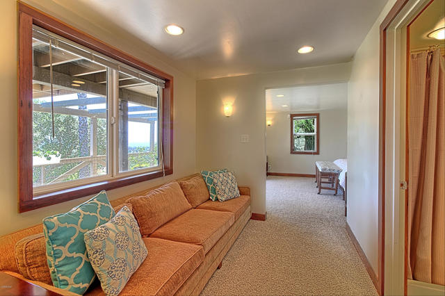 2108 Sunset Drive, Ventura CA: https://media.crmls.org/mediaz/d2eee368-660d-4657-bd24-502cfffcce92.jpg