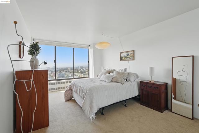 565 Bellevue Ave, Oakland CA: https://media.crmls.org/mediaz/d2ef697f-8147-45d3-8327-50e3f4256eba.jpg