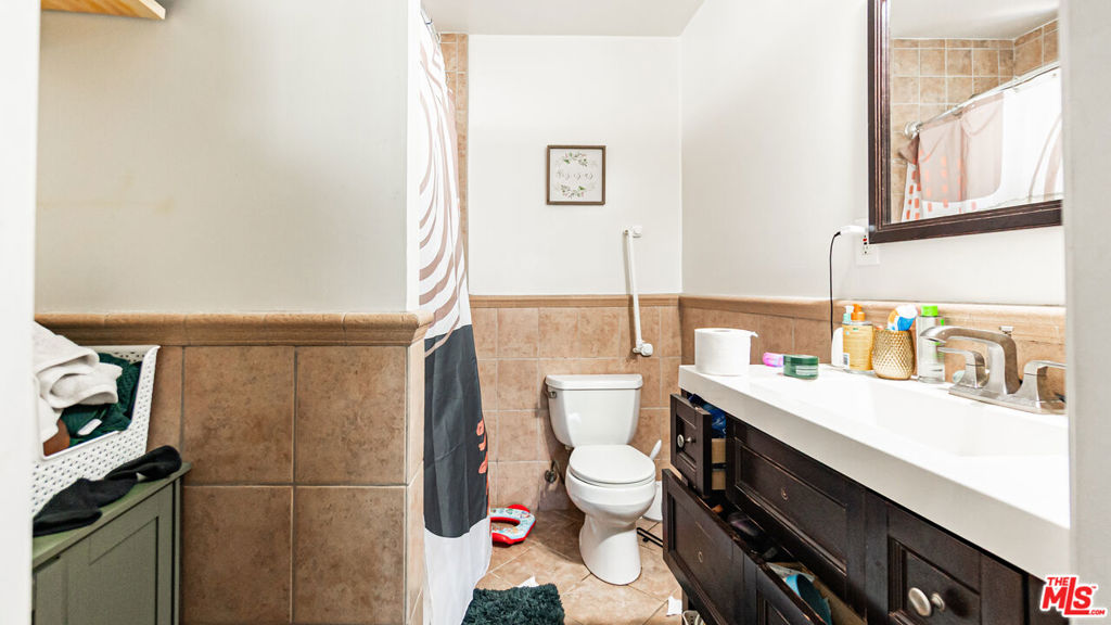 https://media.crmls.org/mediaz/d2f13674-684a-40ea-8f0d-eb342b254aaf.jpg?preset=X-Large
