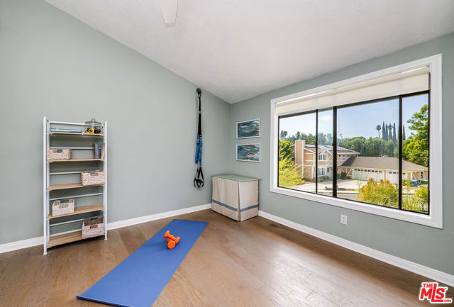 24417 Clipstone Street, Woodland Hills CA: https://media.crmls.org/mediaz/d2f1e83c-9476-488f-83ff-5cdd4fc76e21.jpg