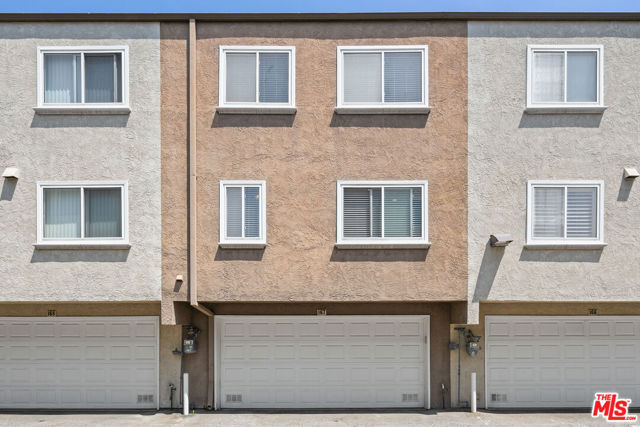 21901 Lassen Street, Chatsworth CA: https://media.crmls.org/mediaz/d2f2d73d-539b-46d5-a633-5e8bc5caabfe.jpg