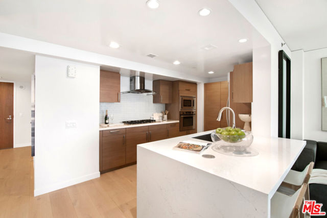 13650 Marina Pointe Drive, Marina del Rey CA: https://media.crmls.org/mediaz/d2f33684-4878-4605-b534-1ed1133ab9bc.jpg