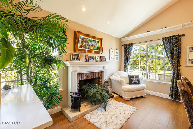 411 Blackhawk Drive, Newbury Park CA: https://media.crmls.org/mediaz/d2f3ce63-df39-4d13-b7a2-33a709a6ead1.jpg