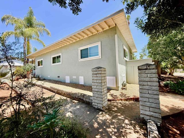 1461 Sunrise Drive, Vista CA: https://media.crmls.org/mediaz/d2f51d00-4fe9-4b28-84a6-cbabc98b7421.jpg