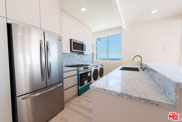 7273 Birdview Avenue, Malibu CA: https://media.crmls.org/mediaz/d2f5b30d-3825-49c1-83a9-8d84336d4200.jpg
