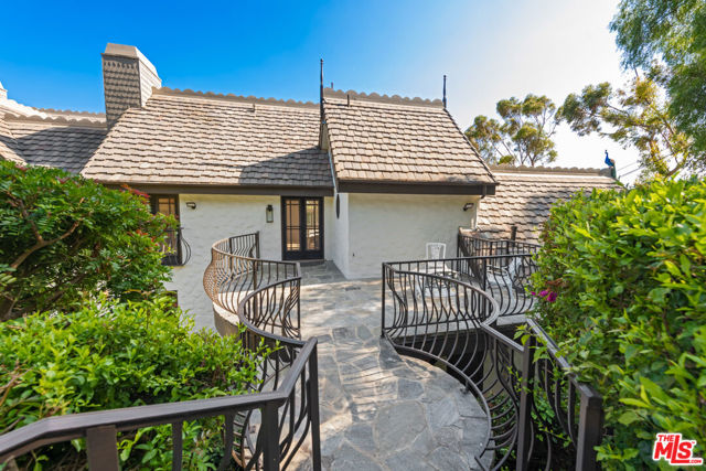 27931 Winding Way, Malibu CA: https://media.crmls.org/mediaz/d2f5fbba-f57e-4785-aa7d-cda1109bd930.jpg