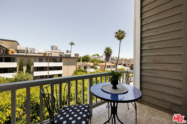 1601 Hilts Avenue, Los Angeles, California 90024, 3 Bedrooms Bedrooms, ,3 BathroomsBathrooms,Townhouse,For Sale,Hilts,24408731