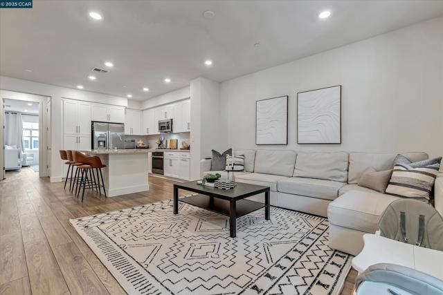 39103 Via Vicenza, San Ramon CA: https://media.crmls.org/mediaz/d2f712d5-3416-440e-8500-8057e500a9c3.jpg