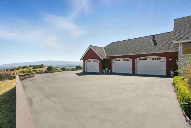 2525 Bridle Path Drive, Gilroy CA: https://media.crmls.org/mediaz/d2f97b7c-2790-4b86-a59a-dfbd5375adba.jpg