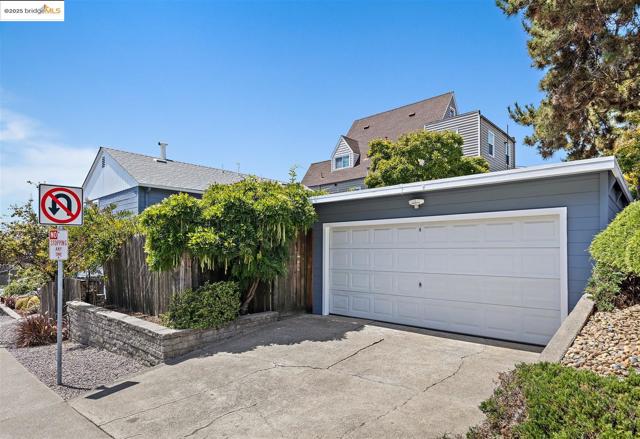 1000 Navellier St, El Cerrito CA: https://media.crmls.org/mediaz/d2fa20a3-6b1b-4903-a7cd-0042a3760487.jpg