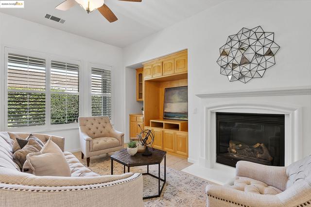 551 Quindell Way, Brentwood CA: https://media.crmls.org/mediaz/d2fa3ff1-ab52-4465-8477-2dda1d2c9306.jpg