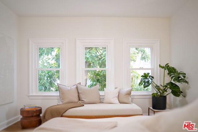 322 S Kingsley Drive, Los Angeles CA: https://media.crmls.org/mediaz/d2fafe2d-1067-4b94-98bc-6229e12ebc08.jpg