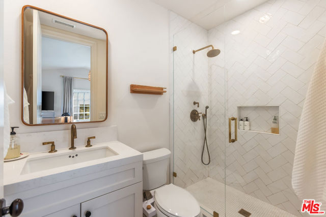 2052 Shadow Creek Drive, Agoura Hills CA: https://media.crmls.org/mediaz/d2fc7d1d-fbbd-4903-8bf3-323f34da5b16.jpg