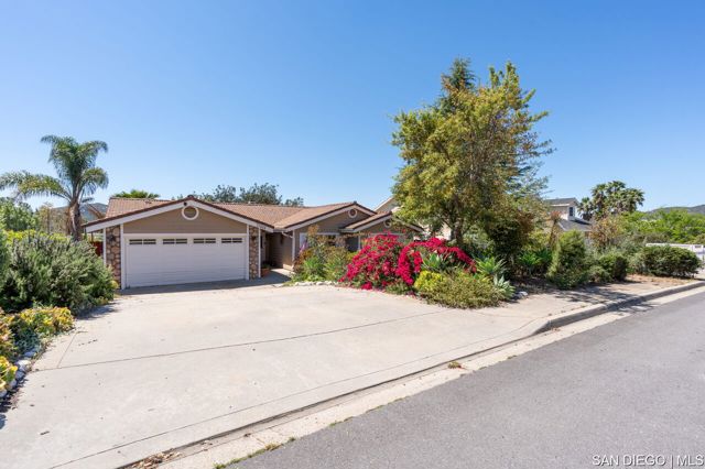 23849 Gymkhana RD, Ramona CA: https://media.crmls.org/mediaz/d2fc8658-5cfd-4369-ad09-b65e1b4f5604.jpg