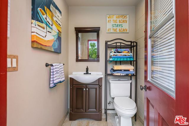 521 S Parish Place, Burbank CA: https://media.crmls.org/mediaz/d2fe8ff3-c6de-4c1c-9f93-5db9b42b4150.jpg