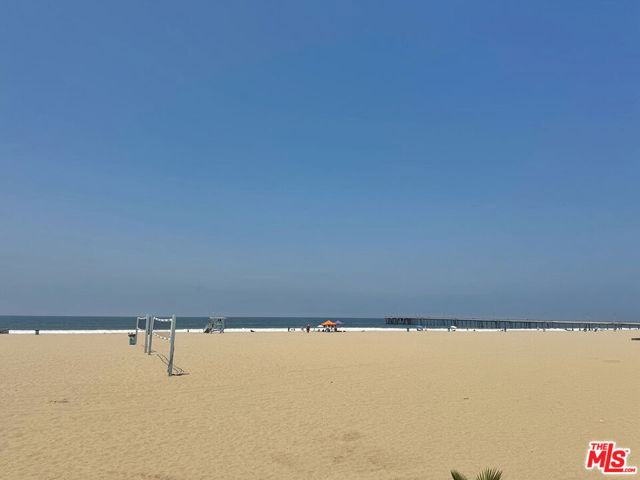 3505 Ocean Front Walk, Marina del Rey CA: https://media.crmls.org/mediaz/d300234b-10e5-42d5-9073-95d2bb5c609e.jpg
