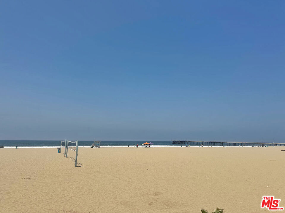 https://media.crmls.org/mediaz/d300234b-10e5-42d5-9073-95d2bb5c609e.jpg?preset=X-Large