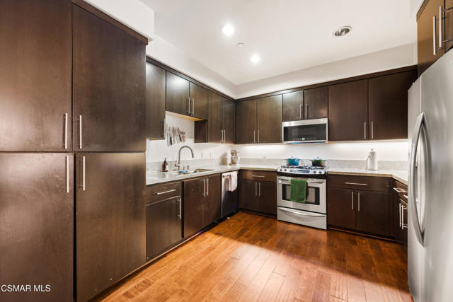 10878 Bloomfield Street, Toluca Lake CA: https://media.crmls.org/mediaz/d301bd62-b905-48a5-84fc-0c4f1fb35af8.jpg