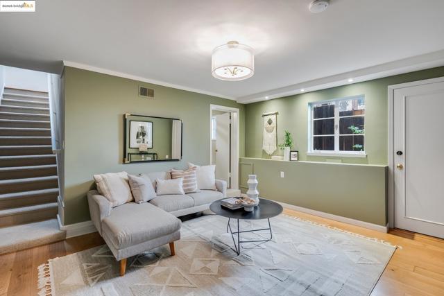 2 Humphrey Place, Oakland CA: https://media.crmls.org/mediaz/d3022959-328a-47f0-9ad0-c7ba1b80ba84.jpg