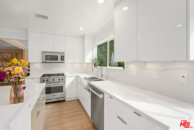 3156 Dona Emilia Drive, Studio City CA: https://media.crmls.org/mediaz/d302377b-fc25-4a11-8771-04ba50257701.jpg