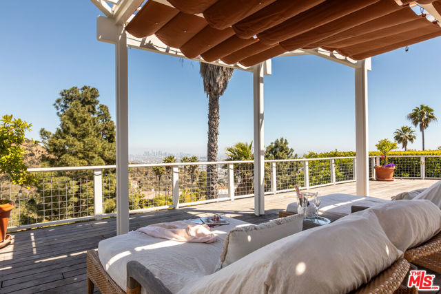 2224 Hercules Drive, Los Angeles CA: https://media.crmls.org/mediaz/d3032349-5e08-447d-bb1c-8341093e2921.jpg