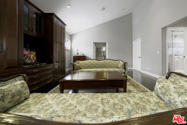 950 S Longwood Avenue, Los Angeles CA: https://media.crmls.org/mediaz/d3037889-f6b6-4f57-81d9-61bd49fa675e.jpg