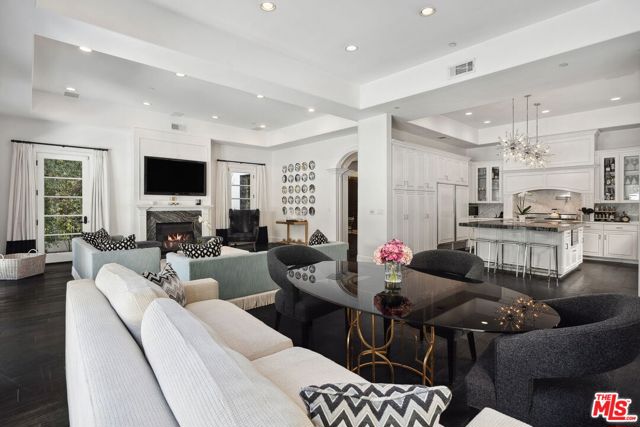 1600 Clear View Drive,  CA: https://media.crmls.org/mediaz/d3037b74-7ee8-4dd9-add8-ca35a0e13173.jpg