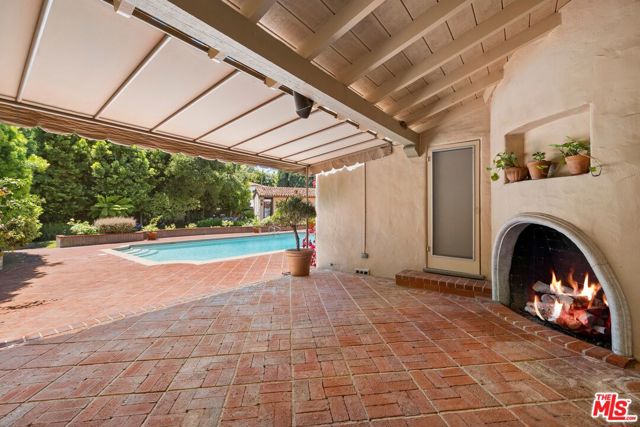 1029 Chevy Chase Drive, Beverly Hills CA: https://media.crmls.org/mediaz/d303e91c-34e6-46e9-b004-66853aaedc39.jpg