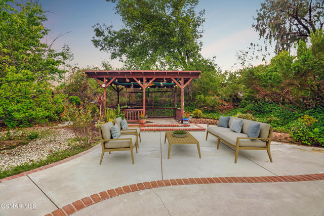 48 Herringbone Court, Newbury Park CA: https://media.crmls.org/mediaz/d304267d-a4c6-451f-afea-7cbd8e508370.jpg