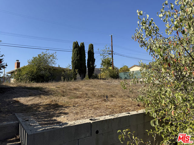 1137 Eagle Vista Drive, Los Angeles CA: https://media.crmls.org/mediaz/d30428ff-8f1d-4e4c-a505-f5e726ea78cd.jpg