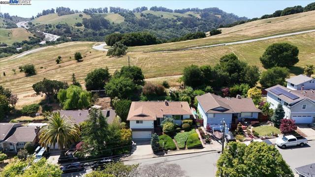 3554 Arcadian Ct, Castro Valley CA: https://media.crmls.org/mediaz/d304a940-5046-46c9-a631-14a043214b9c.jpg