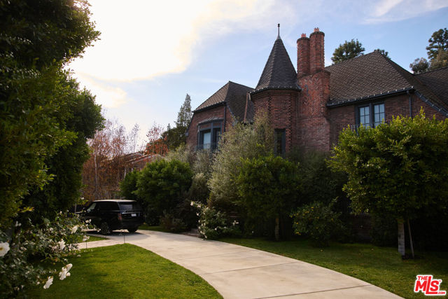 2501 N Vermont Avenue, Los Angeles CA: https://media.crmls.org/mediaz/d3054746-bf9a-41d3-86e8-95849617066d.jpg