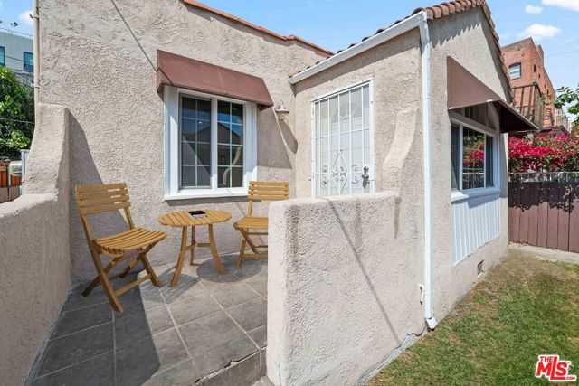 1236 1/4 N Cahuenga Boulevard, Los Angeles CA: https://media.crmls.org/mediaz/d305db0c-0bba-413e-9877-ea90fc7f51a7.jpg