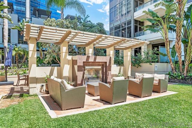 700 W E St, San Diego CA: https://media.crmls.org/mediaz/d3067b87-7f17-4d87-8619-609715be3e88.jpg