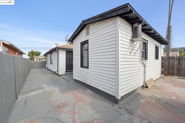 2640 77th Ave, Oakland CA: https://media.crmls.org/mediaz/d3076d45-715c-489c-87da-7007d2b37694.jpg