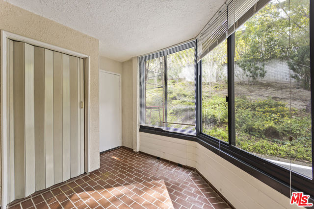 4752 Park Encino Lane, Encino CA: https://media.crmls.org/mediaz/d30783cc-20ca-4f48-8b9f-b36809fcd361.jpg