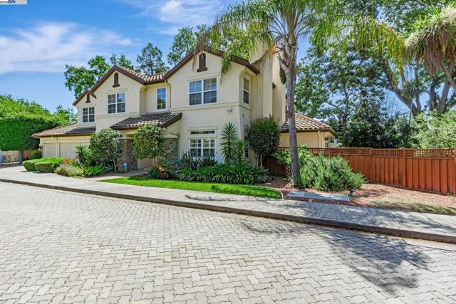 135 Cara Ct, Walnut Creek CA: https://media.crmls.org/mediaz/d307f73c-1fd7-4b51-8d51-568c55b77f58.jpg