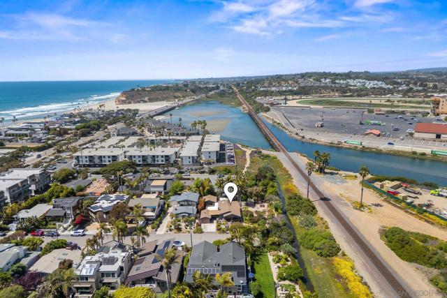260 27Th St, Del Mar CA: https://media.crmls.org/mediaz/d3080df6-5385-408f-8bd1-1f51dbcea1c0.jpg