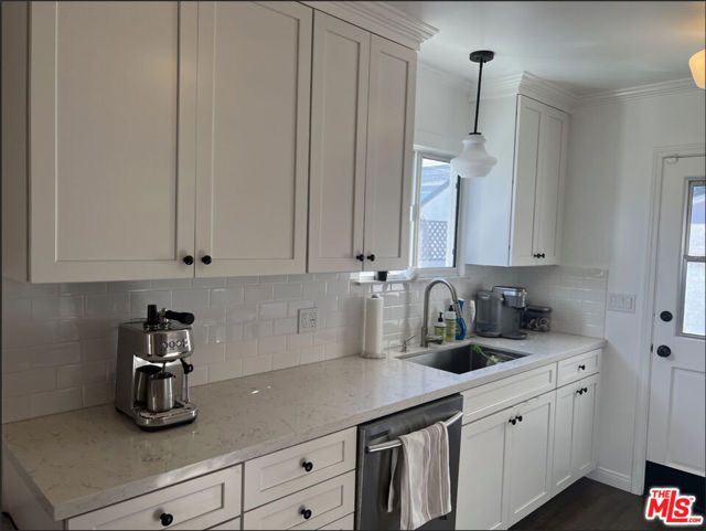 3125 Stanford Avenue, Venice CA: https://media.crmls.org/mediaz/d3081281-360e-4ac3-9327-e5ae0743c3d1.jpg