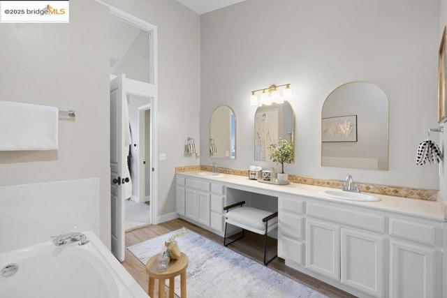 1030 Orchid Dr, Brentwood CA: https://media.crmls.org/mediaz/d308c34c-e5e3-4196-bd84-cede051181c0.jpg
