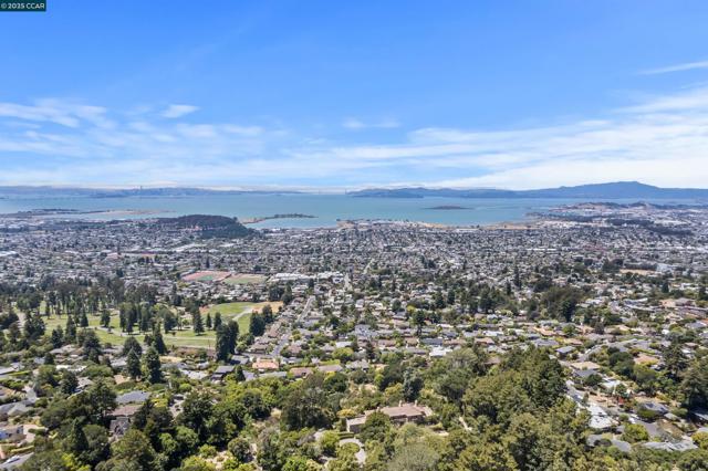 51 Rincon Rd, Kensington CA: https://media.crmls.org/mediaz/d30935f9-a8a0-4de3-9130-05ebd4e01292.jpg