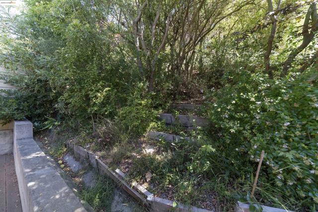 1881 Grand View Drive, Oakland CA: https://media.crmls.org/mediaz/d3093c01-7ae0-4f7e-9e16-654243592838.jpg